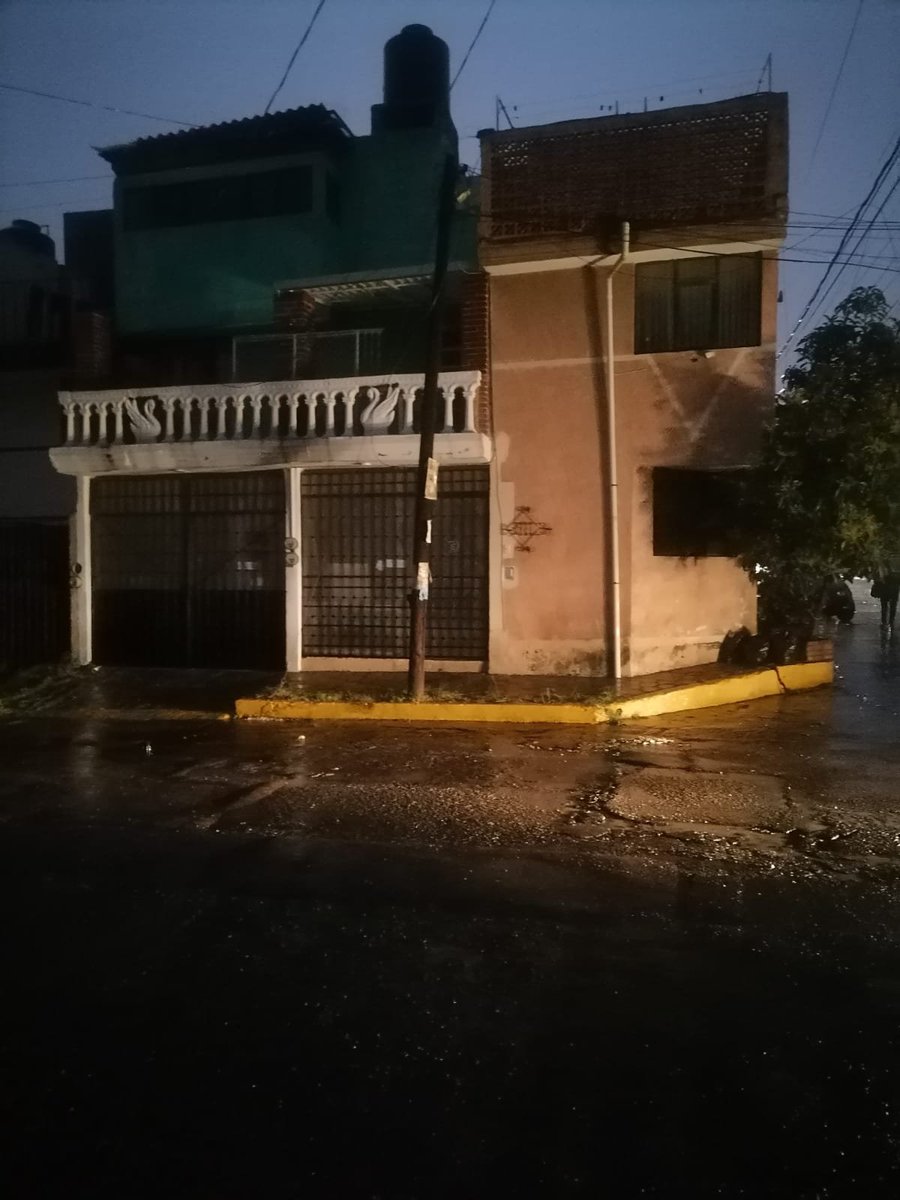 efranc81's tweet photo. Apagón en varias colonias de la ciudad de Puebla tras #tormenta: San Manuel, Unidad Guadalupe, El Esfierzo y La Flor. @CFEmx @CFE_Contigo https://t.co/sV6389R9Pt