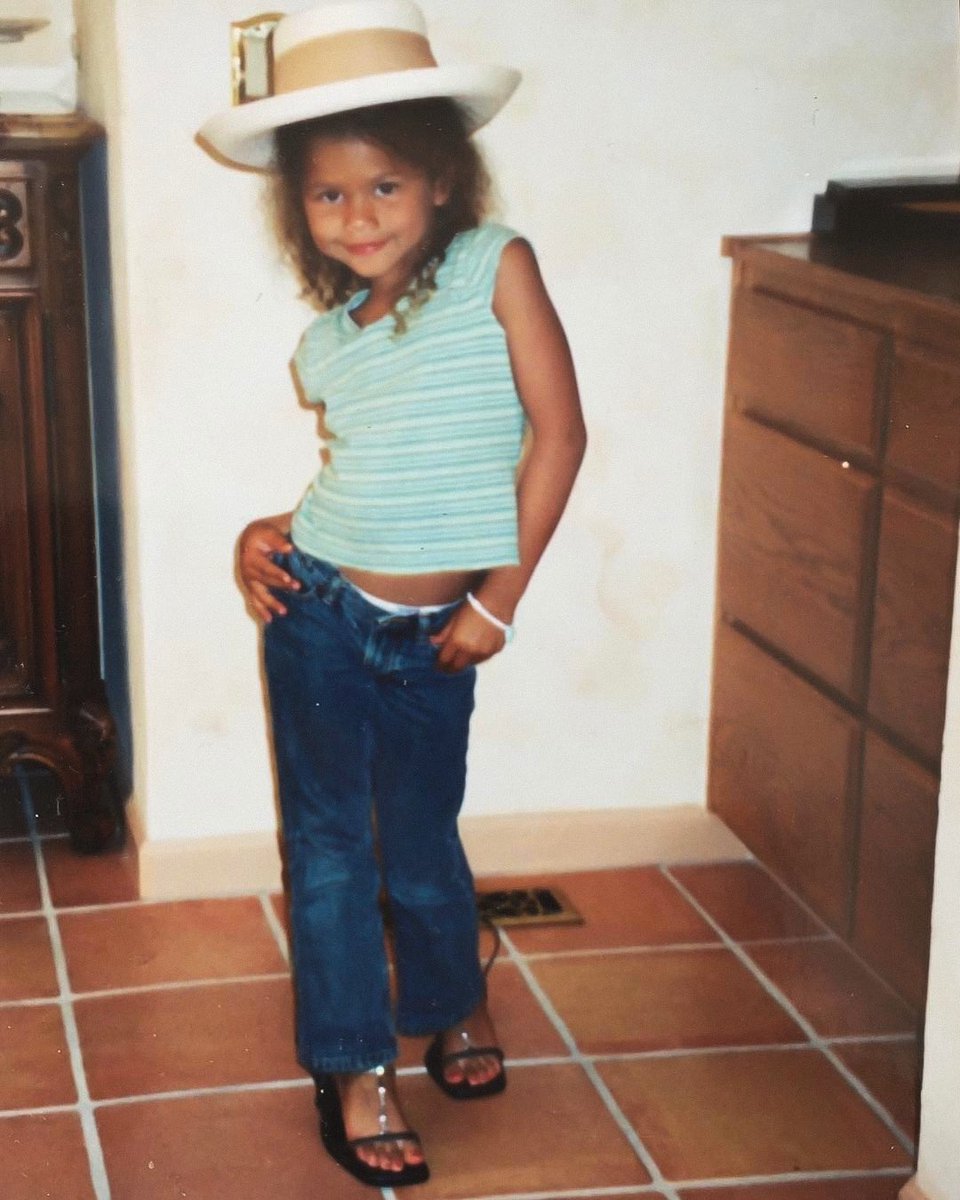 detour_archive's tweet photo. happy zendaya day 🎂(˶ᵔ ᵕ ᵔ˶)🎈 https://t.co/46BcdmraxD
