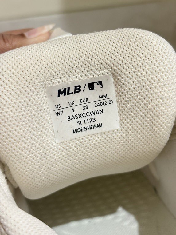 sugrary's tweet photo. wts sepatu mlb chunky wide strike

💸 400k (bisa nego)
size 38 lengkap box &amp; paperbag
📍 jogja (bisa 🍊 freeong)
dijual karena jarang dipake https://t.co/ThGImbUJDq