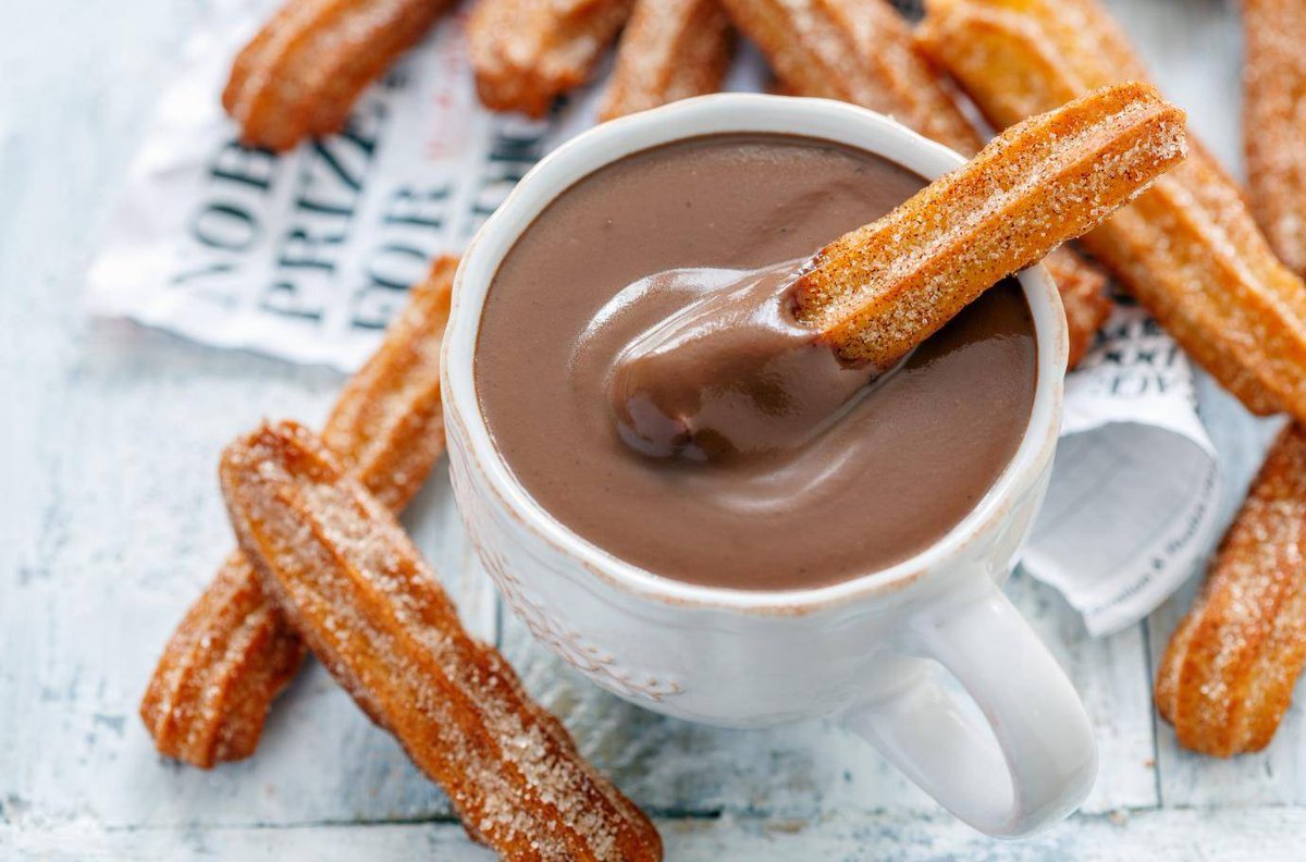 AlaynaFreerl's tweet photo. Churros calientes con chocolate, el placer callejero que alegra la maana en Espaa. ， https://t.co/vwwCPy9Bni