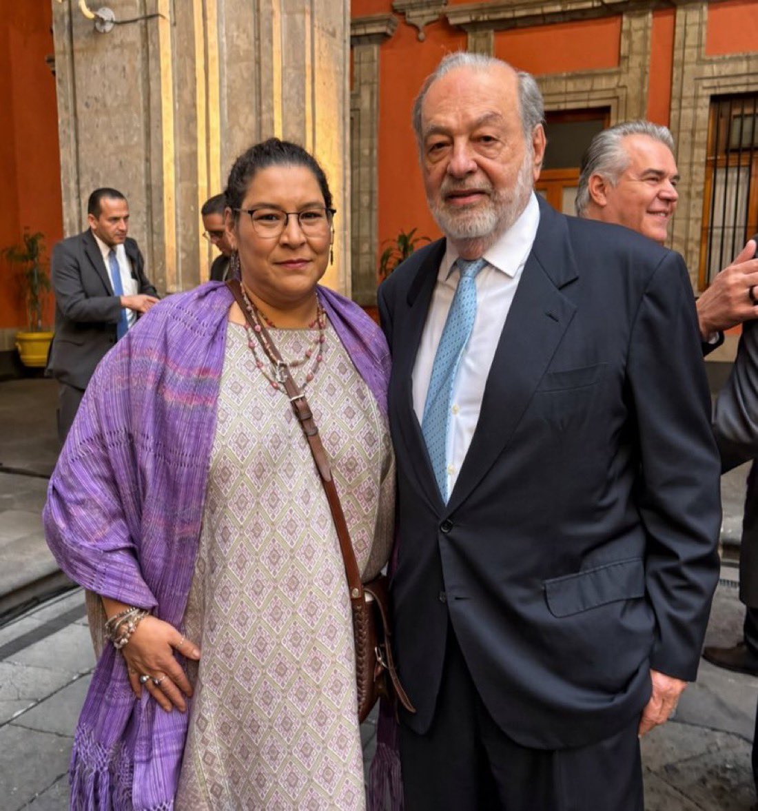 marcelcarrillog's tweet photo. Carlos Slim no solo fue al segundo informe de fantasías de Sheinbaum, también se tomó una foto con la impresentable sepulturera del Poder Judicial, la ministra Lenia “la burra” Batres.

¿Y cómo no se va a hincar el ingeniero ante el régimen que lo convirtió en uno de sus mayores contratistas?

El silencio también convierte en cómplice. Ustedes saquen sus propias conclusiones.