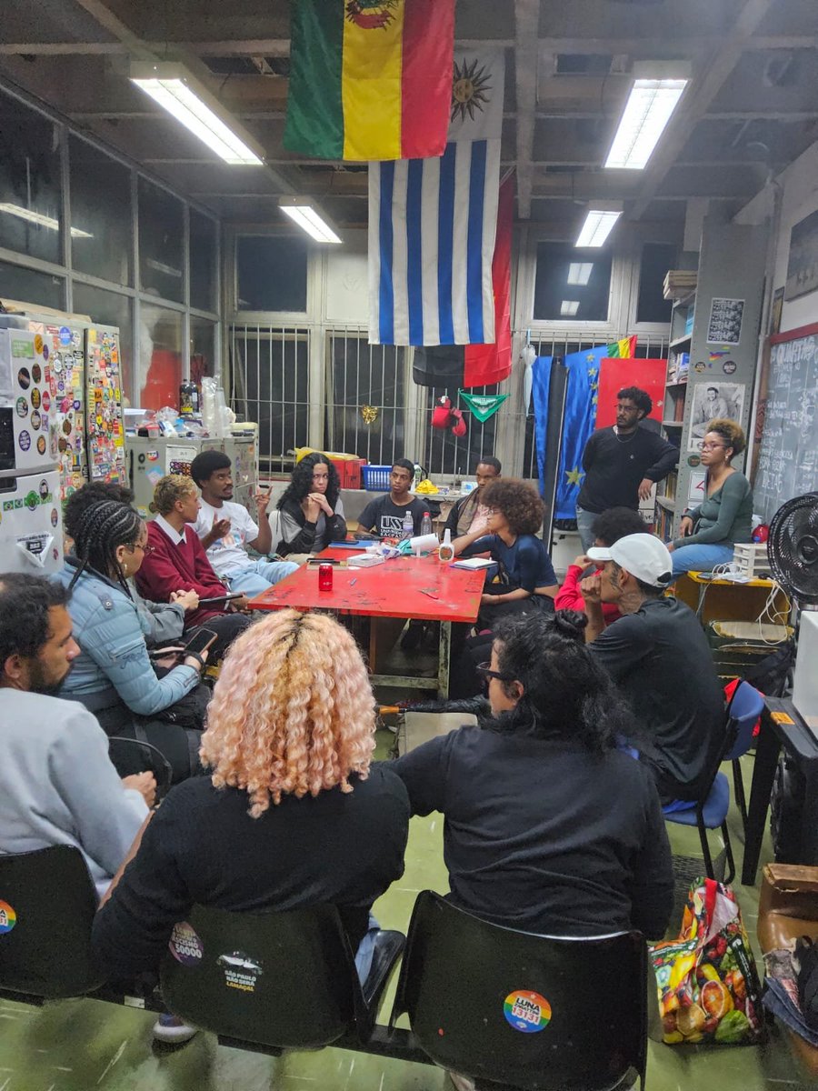 Nawak_io's tweet photo. Hoje tivemos a reunião entre os coletivos negros da fflch, onde estiveram presentes geo, história, filô e sociais em prol da unificação dos coletivos negros da fflch 

Foi uma conversa MUITO qualitativa onde pudemos encontrar pertencimento, identificação e um projeto de disputa https://t.co/oIIHObb7Fh