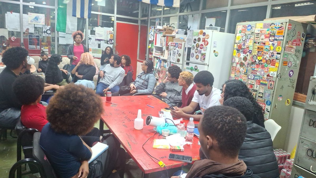 Nawak_io's tweet photo. Hoje tivemos a reunião entre os coletivos negros da fflch, onde estiveram presentes geo, história, filô e sociais em prol da unificação dos coletivos negros da fflch 

Foi uma conversa MUITO qualitativa onde pudemos encontrar pertencimento, identificação e um projeto de disputa https://t.co/oIIHObb7Fh