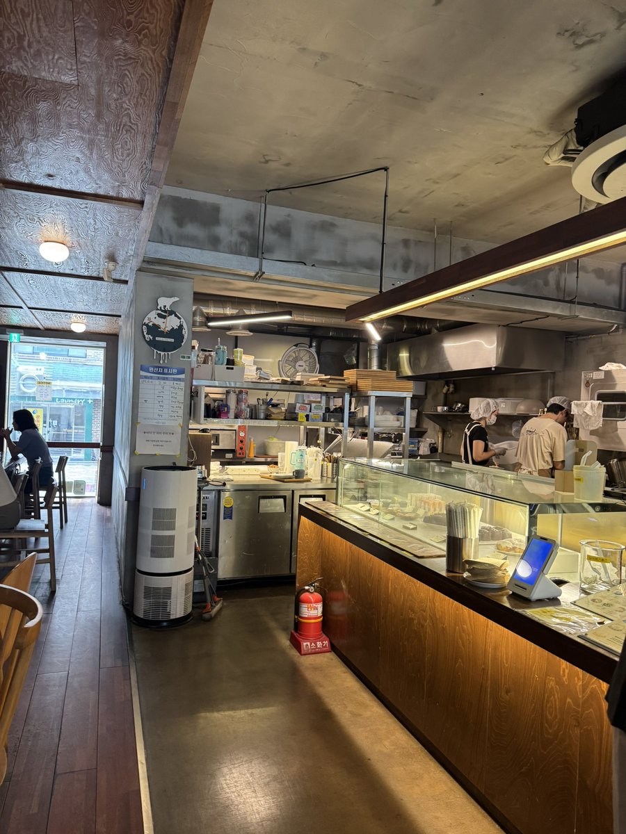 grmaesil's tweet photo. 📍효창공원 우스블랑 oursblanc
식사빵, 포카치아, 샌드위치 맛집
카공하기도 좋고 커피도 맛있어요😋
주말에 오면 사람많음 🥹🥹 https://t.co/yM0fS9FVsD