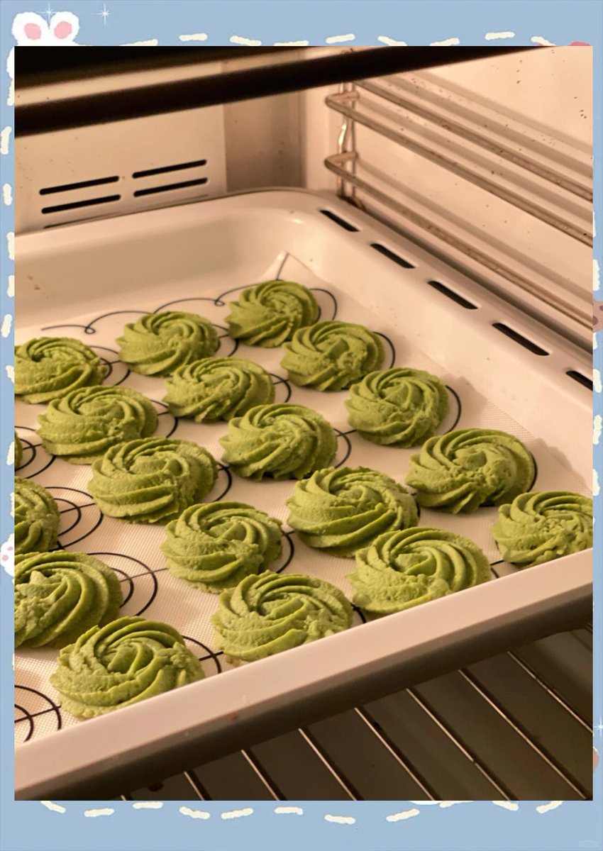 BenjaminMillian's tweet photo. Just shared a big bag of matcha cookies with my deskmate—crunchy, fragrant, and way too addictive! Snack time = best time https://t.co/Q7kDfB9QOc