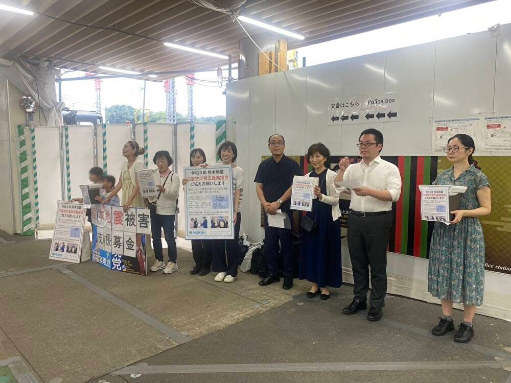 nabehisashi's tweet photo. 【熊本県地震　義援金募金活動　品川駅高輪口】

釈党首を始め七海財務局長や原口塾長も応援に駆け付けてくださり大いに盛り上がりました。
 
 若い女性で全ての募金箱に入れてくださった方や、
 小学生2人がお友達と相談しながら募金されたり、
外人さんも英語文字を見て募金されたり、
 子供さ���が活動しているのを見て「偉いねーー」と言って、募金くださる方も多数いらっしゃいました。
 
 そして多くの方から
 「頑張ってください」
 「ご苦労様です」
 「ありがとうございます」
 とお声掛け頂きながらの募金活動となりました。
 
 ＃幸福実現党　が責任を持って、全額被災地にお届けしてまいります🙏🌟✨