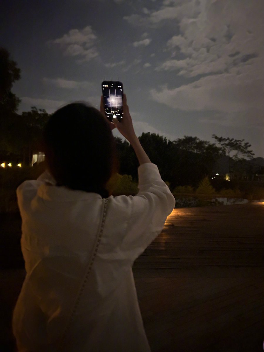 magali18140711's tweet photo. Celebrating Mid-Autumn with mooncakes, warm laughs, and that soft full moon glow—this is the sweetest kind of festival magic , https://t.co/abDoCN3GrV