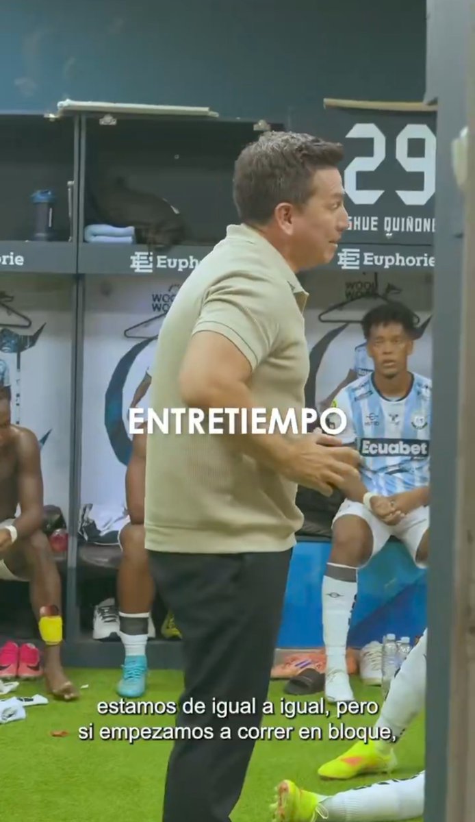 Braian_AvalosG's tweet photo. Santiago Morales, jugador de #Aucas manifestó en la previa el día domingo que no le permtieron entrar al camerino por estar suspendido (y está bien), Pool Gavilánez también estaba suspendido, pero él si entró, ojalá exista la sanción respectiva y respeto al reglamento. https://t.co/xyvLIdVHwN