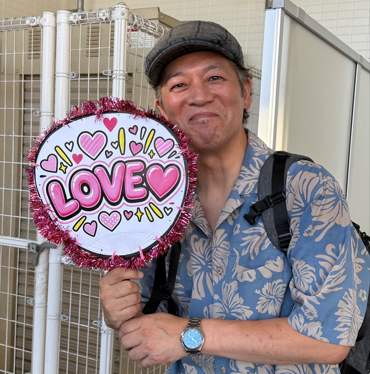 maga_dotechin's tweet photo. 宮崎がめちゃくちゃ暑い！スーパーD'ステーション39大淀店もめちゃくちゃ熱狂！なんちゅう人数集まってんのよ。さあ間もなく一般入場、全力で応援するぞ！
٩(ˊᗜˋ*)و

#777リーグ
#Dステーションヒーローズ https://t.co/UeiQMkhyTR