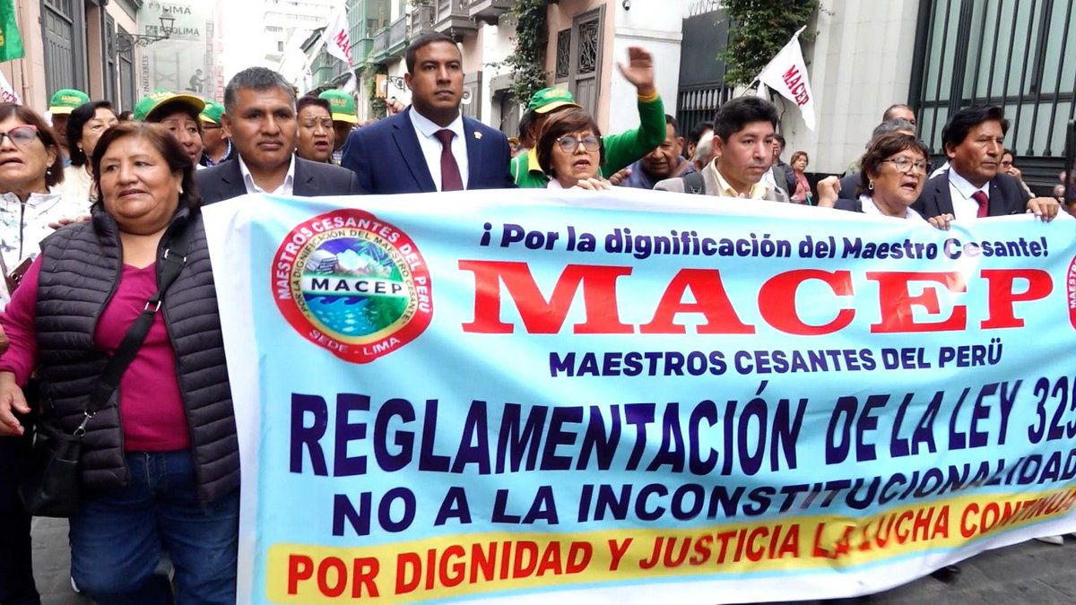 ernestozunini's tweet photo. Nuestros MAESTROS dedicaron su vida a EDUCAR AL PAÍS y hoy muchos reciben pensiones que no alcanzan para cubrir sus necesidades básicas.

La Ley 32581 reconoce un derecho que debe hacerse realidad. No puede convertirse en letra muerta por falta de presupuesto o reglamentación.

El MEF debe actuar y garantizar su cumplimiento. Los derechos que el Estado reconoce también deben financiarse. Nuestros maestros cesantes y jubilados merecen una vejez digna.