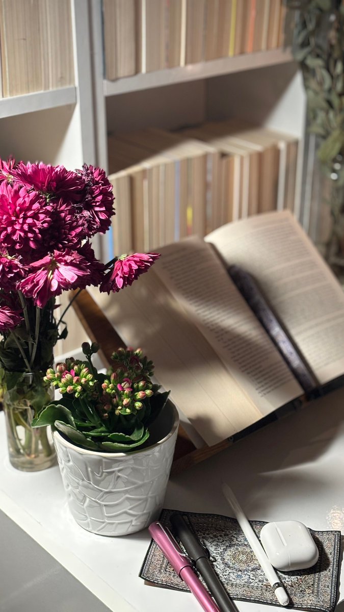 ByEmilyAsh's tweet photo. A quiet corner filled with books and greenery. This is where all the best little ideas for the home start to form.

#slowliving #quietmoments #simplejoys https://t.co/ryR0eSGXhJ