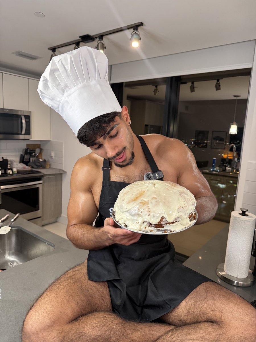 arianfzn's tweet photo. Get you a man that can bake (the cake tasted terrible) https://t.co/ppXed4v2bR
