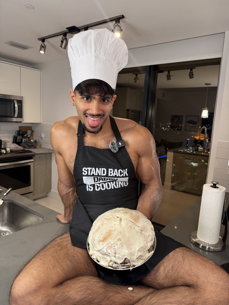 arianfzn's tweet photo. Get you a man that can bake (the cake tasted terrible) https://t.co/ppXed4v2bR