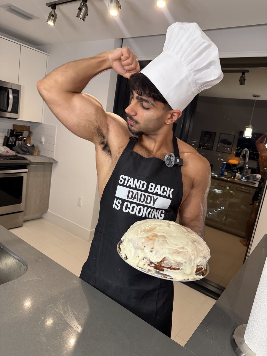 arianfzn's tweet photo. Get you a man that can bake (the cake tasted terrible) https://t.co/ppXed4v2bR