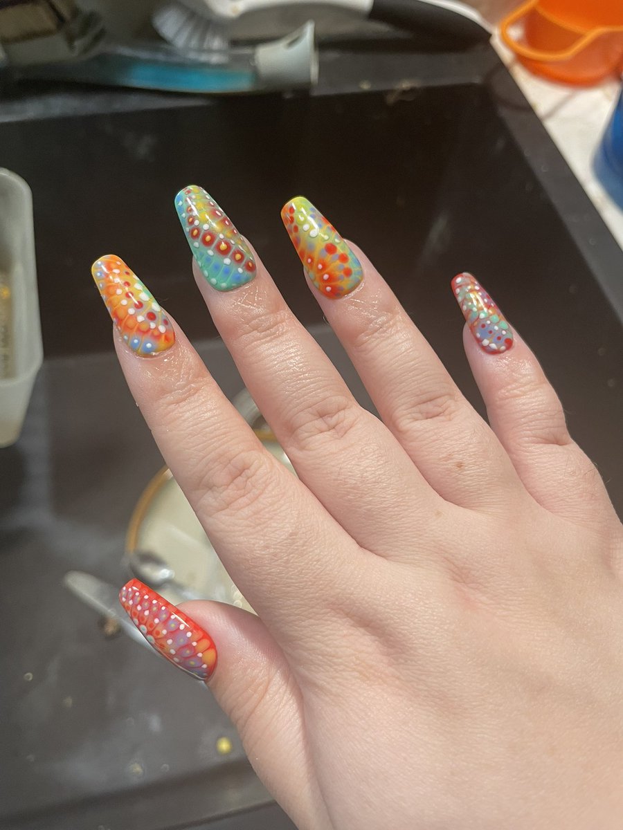 laibitez's tweet photo. Ignore the messy sink lmao 

I did my nails!! 💅 
Love how they turned out, I was having fun playing with my blooming gel! https://t.co/6rWWfhIKZv