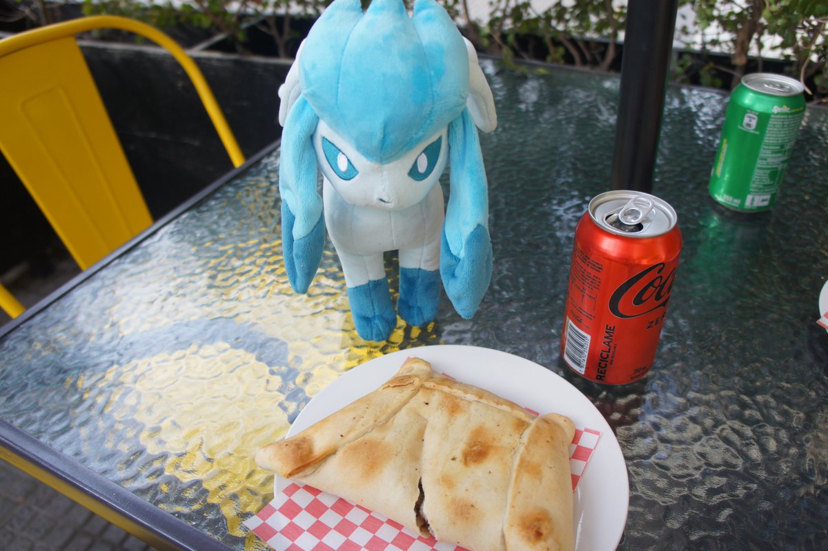 ToiR_Official's tweet photo. for glaceon day, I've decided to post her eating, alongside a picture of balancing my glasses on her crown.
#グレイシアの日 https://t.co/ZCvfTO91Jr