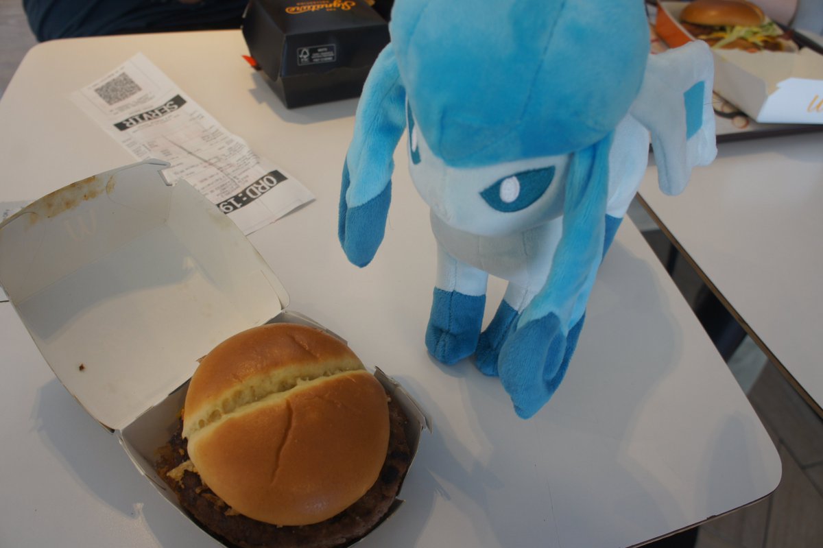 ToiR_Official's tweet photo. for glaceon day, I've decided to post her eating, alongside a picture of balancing my glasses on her crown.
#グレイシアの日 https://t.co/ZCvfTO91Jr