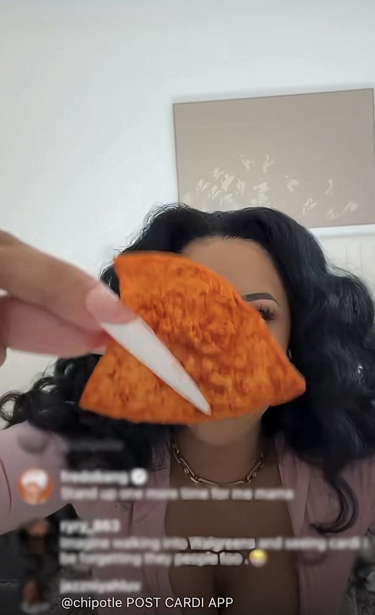 hollywood_olu's tweet photo. .@ChipotleTweets why don’t my chips look like Cardi’s 😡😡😡😡 https://t.co/9VYQyVsGYw