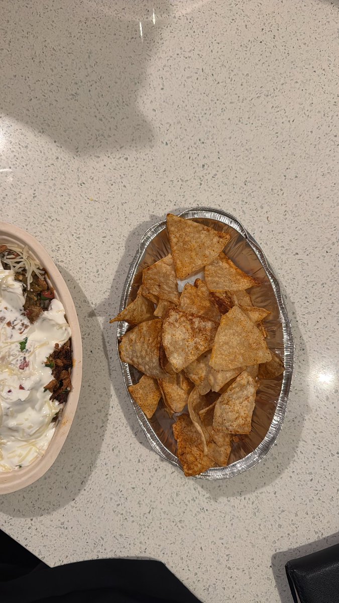 hollywood_olu's tweet photo. .@ChipotleTweets why don’t my chips look like Cardi’s 😡😡😡😡 https://t.co/9VYQyVsGYw