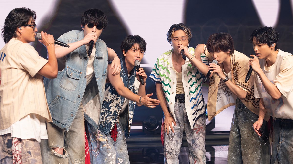oricon's tweet photo. 🎥Star Song Special Season3 #スタソン
⠀
SixTONES、関西ジュニアから“逆洗礼”⁉️
岡野すこやか「Good Luck!」モノマネ
松村北斗イジられまくり「俺、オチだろ!!（笑）」
https://t.co/9YTKyDttVe
⠀
後輩の質問に華麗に（？）回答
🩷「（答えは）雑誌の対談に載ってるよ」
💙「俺らは移動中の水分補給禁止」
🖤「中学時代は授業中まばたき禁止だった」
❤️「嘘つきじゃないよ。嘘ちゅき?」