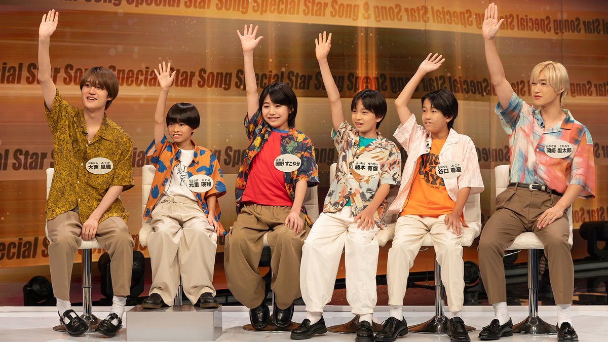 oricon's tweet photo. 🎥Star Song Special Season3 #スタソン
⠀
SixTONES、関西ジュニアから“逆洗礼”⁉️
岡野すこやか「Good Luck!」モノマネ
松村北斗イジられまくり「俺、オチだろ!!（笑）」
https://t.co/9YTKyDttVe
⠀
後輩の質問に華麗に（？）回答
🩷「（答えは）雑誌の対談に載ってるよ」
💙「俺らは移動中の水分補給禁止」
🖤「中学時代は授業中まばたき禁止だった」
❤️「嘘つきじゃないよ。嘘ちゅき?」