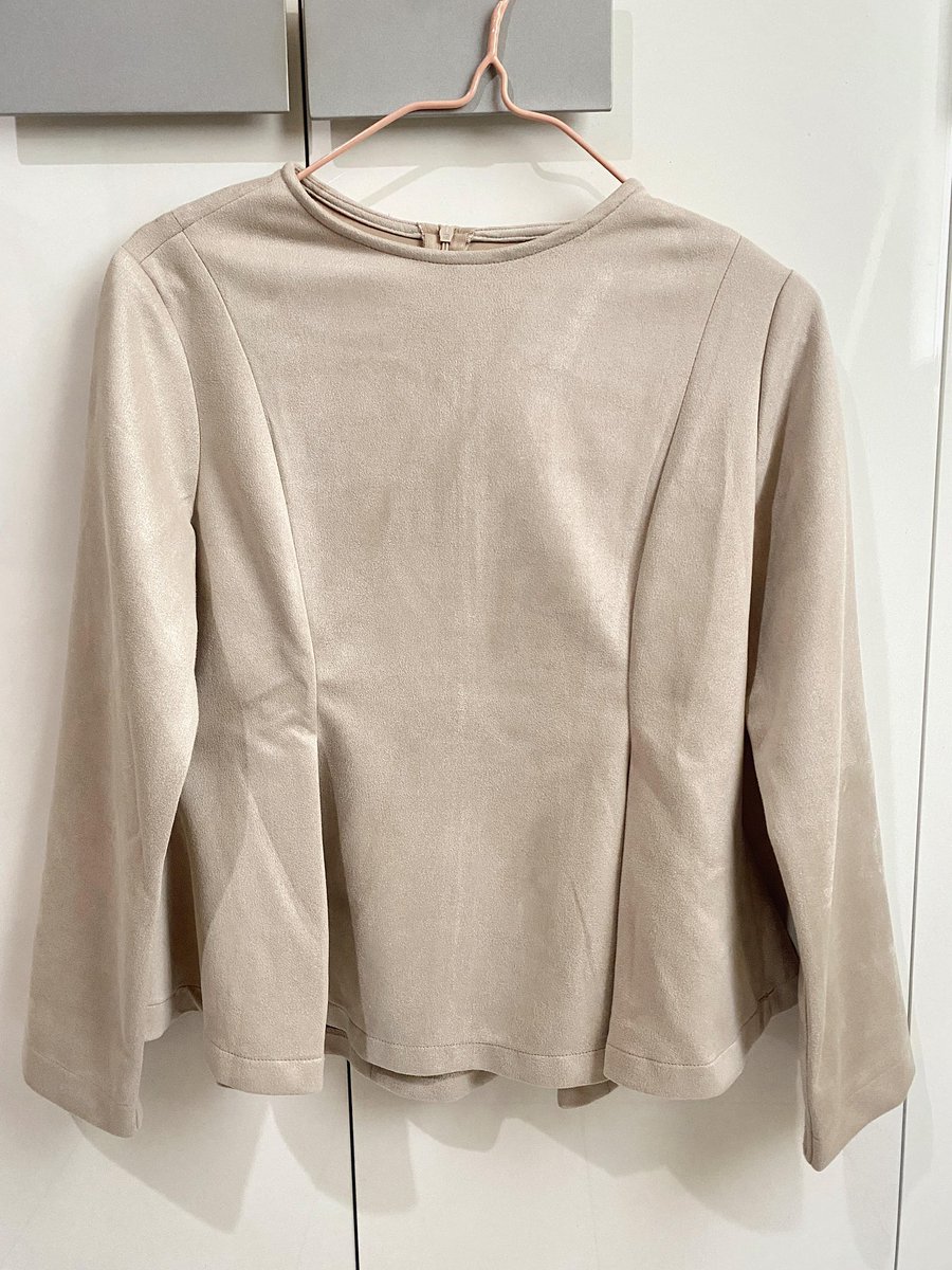 fairiesims's tweet photo. wts (want to sell)‼️

beige studio - evelyn top long sleeve (oat)

PRELOVED
VERY GOOD CONDITION
NO NEGO
NO DEFECT

Material : Suede
Size M
Warna Oat

M: Lingkar Dada: 92 cm | Lingkar Ketiak: 45 cm |
Panjang Lengan: 56 cm | Panjang Baju: 60 cm

🍊 https://t.co/hGb5s0HKmn https://t.co/MNna2DZDbb