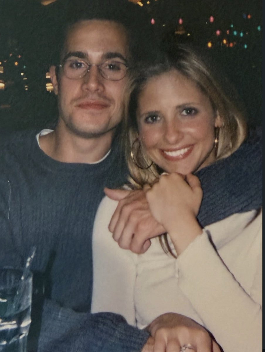 BuzzingPop's tweet photo. Today marks Sarah Michelle Gellar and Freddie Prinze Jr.’s 24th wedding anniversary. 💍 https://t.co/N9Yt8TAVzv
