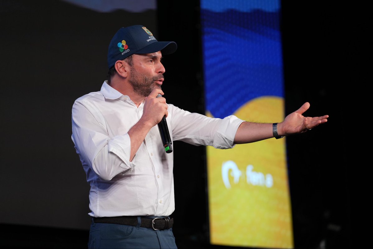 FenaviColombia's tweet photo. Hoy, en el acto inaugural del XXII Congreso Fenavi 2026, nos acompañó @alejoeder , alcalde de Cali, con quien conversamos sobre la fuerza, el potencial y la resiliencia de una ciudad que sigue adelante frente a los desafíos.

Su presencia nos recordó la importancia de seguir apostándole a Cali y a su recuperación. Mantener nuestro Congreso en la ciudad también es una forma de acompañarla y contribuir a su reactivación económica.

Gracias, Cali, por recibirnos. Desde Fenavi seguiremos siendo aliados de la ciudad y trabajando juntos por su recuperación y por el futuro de la avicultura colombiana.
