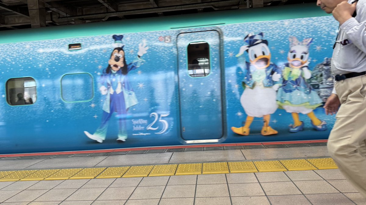 choco_bananas13's tweet photo. ディズニーシーの新幹線 https://t.co/dwaZzlq9g1