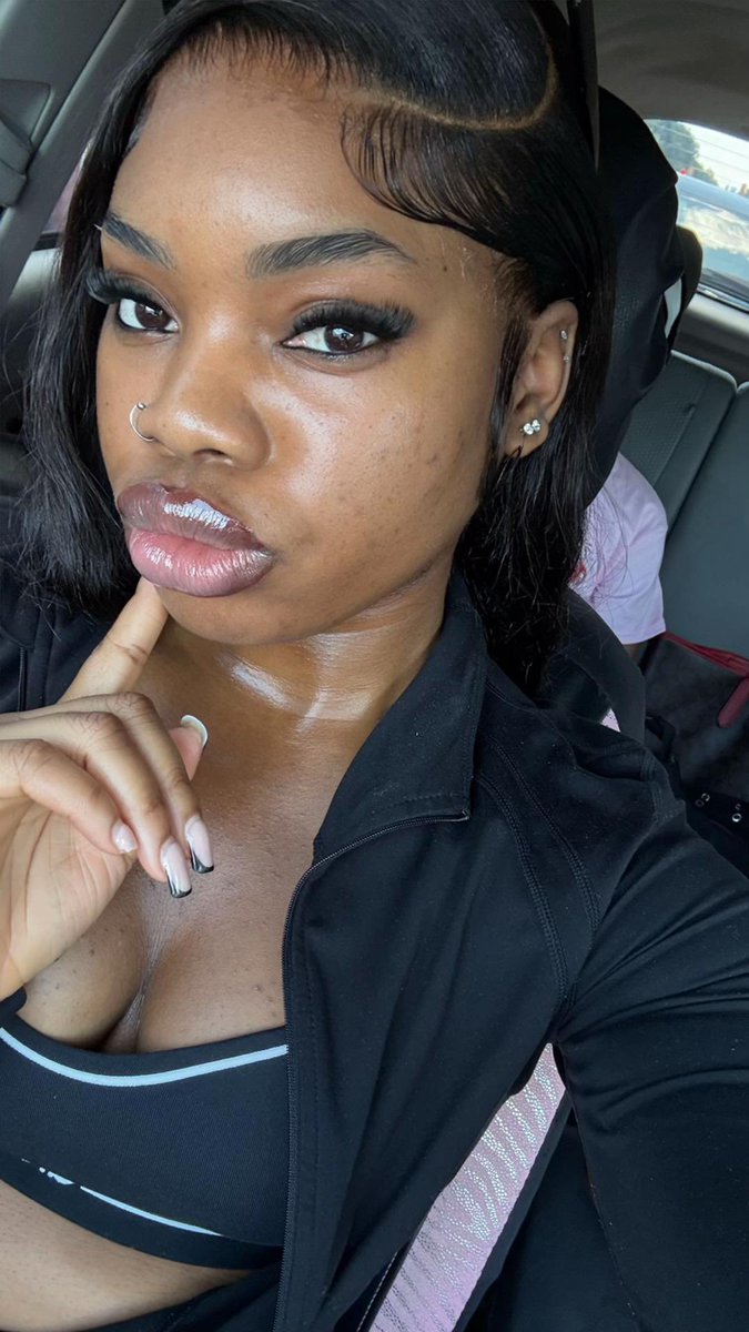 __SimplyShanaa's tweet photo. Fun month.. can’t lie 😍 https://t.co/4HAz2kEY1m