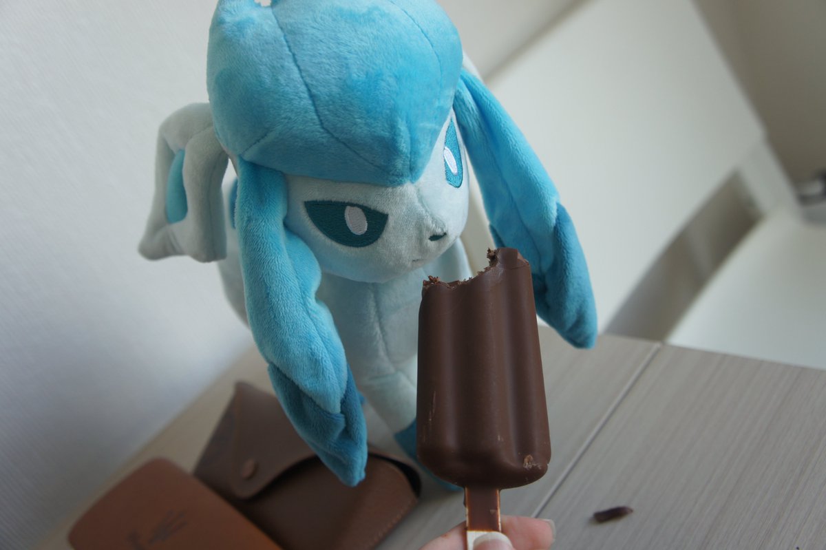 ToiR_Official's tweet photo. for glaceon day, I've decided to post her eating, alongside a picture of balancing my glasses on her crown.
#グレイシアの日 https://t.co/ZCvfTO91Jr