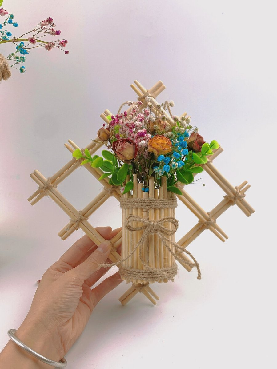 BrookeBrigrxxc's tweet photo. Lindo adorno de macramé de nudo básico, listo para decorar tu rincón! Un DIY fácil que toma solo 30 minutos  #手工 #DIY https://t.co/eqAzhnimml