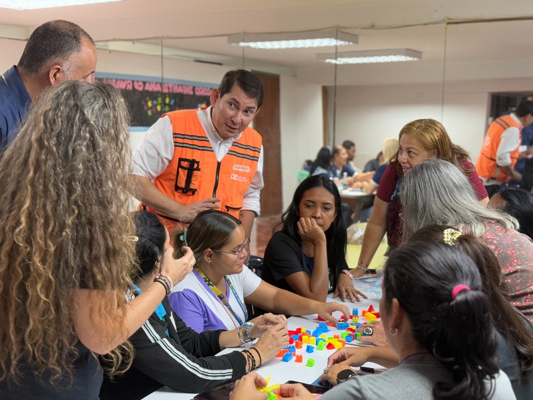 ElUniversal's tweet photo. A través de la metodología de pensamiento de diseño, jóvenes estudiantes formulan soluciones innovadoras para sus comunidades. El programa alinea estos proyectos con los ODS de las Naciones Unidas. #ODS #Innovación #RSE #Bancamiga 

https://t.co/8ZZBRshG9u
#EUPub https://t.co/SnFFlNKoTK