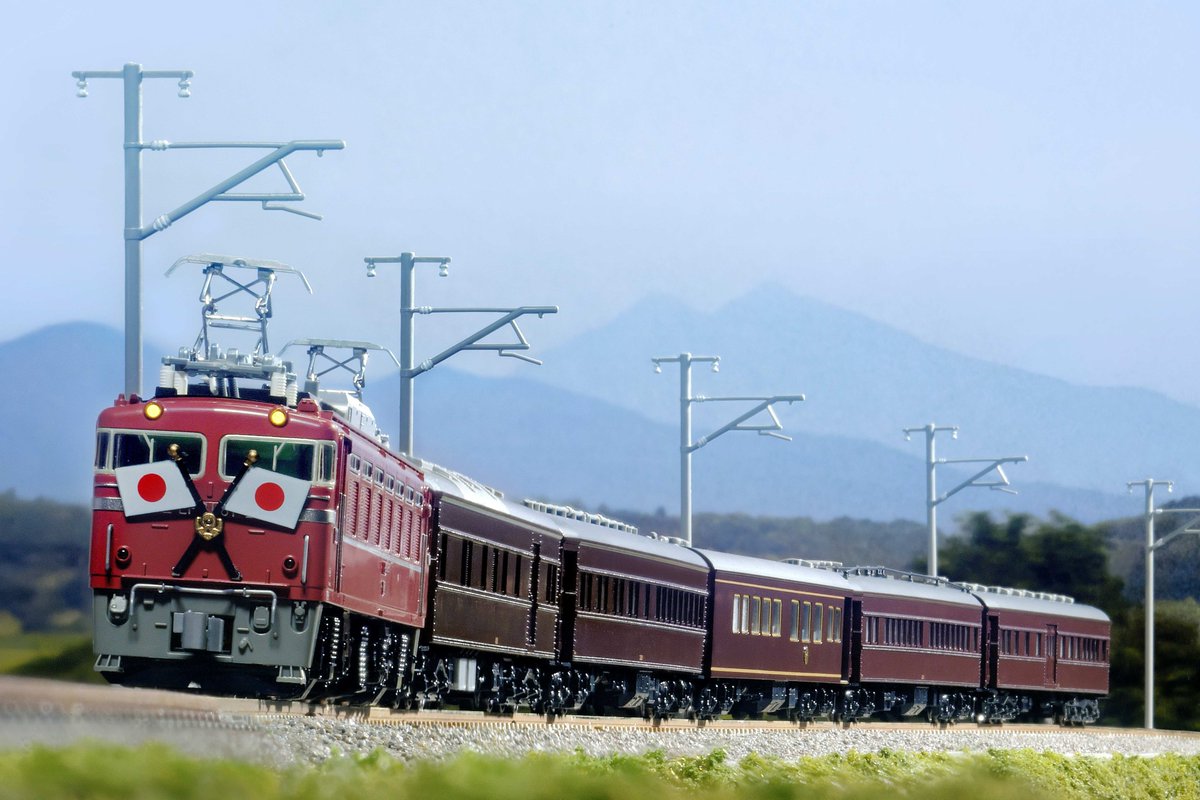 kato_team's tweet photo. 【ハレの日の装い】
EF81 お召仕様化パーツセットも好評発売中！ローズピンクの81号機を白色碍子、灰色Hゴムガラスに交換することで、1985年のつくば万博におけるお召列車や「ゆうづる」牽引時など、国鉄時代の姿を再現できます。また、各種EF81(品番3066～)の白Hゴム化にも活用いただけます。
https://t.co/3mFWIsuktm