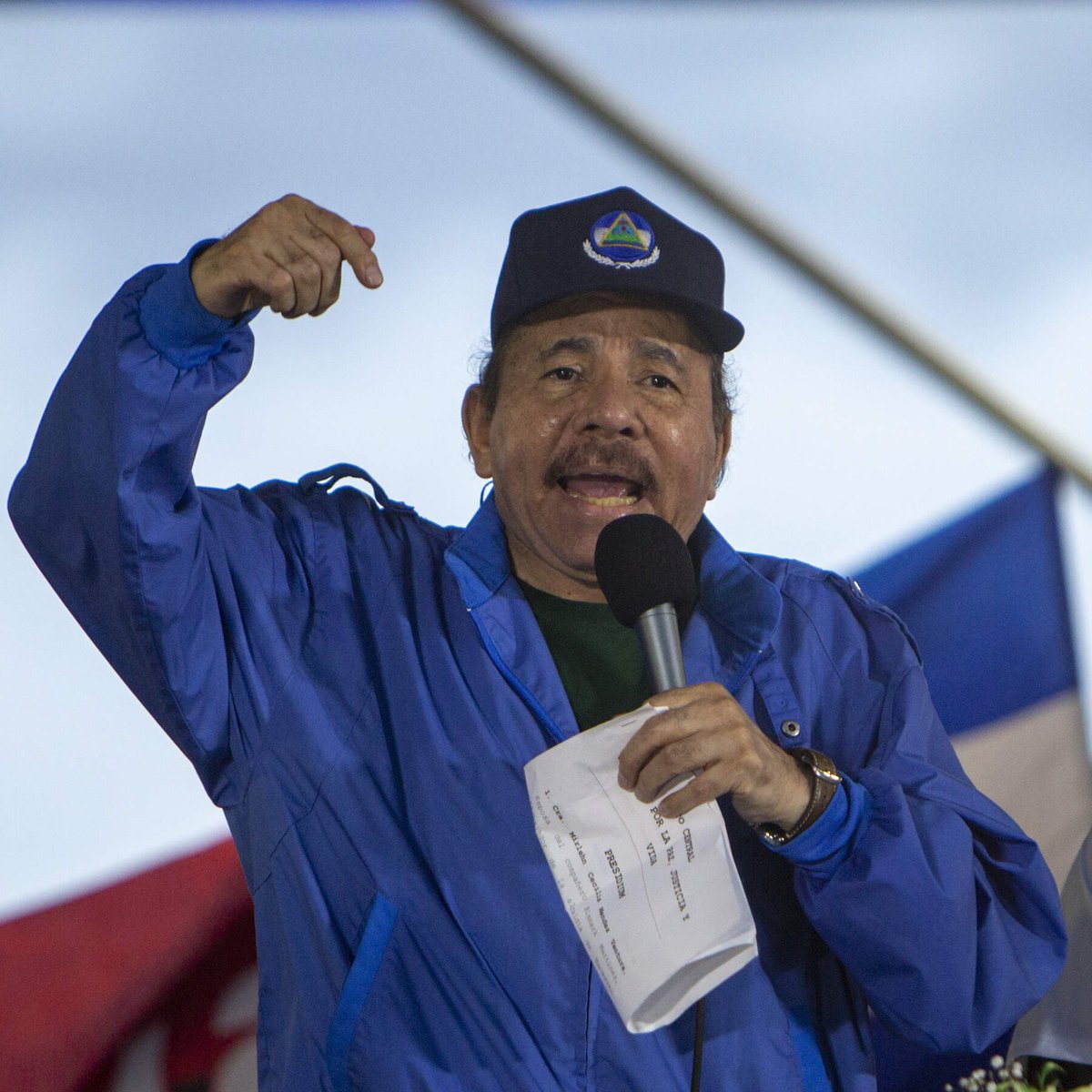 Juan_OrtizMX's tweet photo. 🗳️📌 NICARAGUA APRUEBA REFORMA QUE PROHÍBE A OPOSITORES PARTICIPAR EN ELECCIONES

La Asamblea Nacional de Nicaragua aprobó una reforma constitucional impulsada por Daniel Ortega y Rosario Murillo.

El cambio prohíbe participar en elecciones a sectores de la oposición considerados por el gobierno como “traidores” o “golpistas”.

También amplía de seis a siete años el mandato de los copresidentes, legisladores y otros cargos públicos.

La reforma todavía necesita una segunda aprobación, prevista a partir de enero de 2027.

En julio, Ortega incluso declaró que “no volverá a haber elecciones” si existe la posibilidad de que la oposición retome el gobierno.

En agosto, México se abstuvo en la OEA de apoyar una reunión de cancilleres para discutir la situación de Nicaragua.

Sheinbaum defendió esa postura bajo los principios de no intervención y autodeterminación de los pueblos.