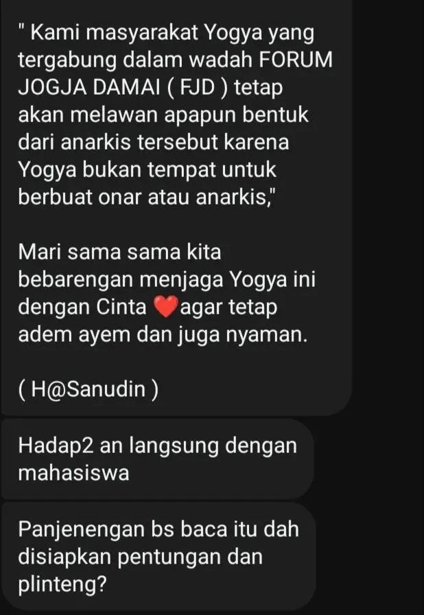 indepenSumatera's tweet photo. INFILTRASI & ANCAMAN PADA GERAKAN MAHASISWA JOGJA! 

Pembentukan FJD Diduga Jadi Alat Tanding Aksi Kerakyatan! 

PERINGATAN DARURAT & ATENSI KESELAMATAN!

Gelombang aksi unjuk rasa "UGM Full Melawan" di Simpang Gramedia Sudirman Yogyakarta tidak hanya berhadapan dengan barikade aparat, tetapi juga diterpa isu infiltrasi dan pembentukan kelompok tanding di tingkat lokal.

Berdasarkan informasi dan dokumen pesan/grup chat yang beredar di kalangan aktivis dan media sosial, organisasi masyarakat STAK (diduga dibentuk oleh oknum aparat/PARCOK) dilaporkan membelah diri dan membentuk sub-koordinasi bernama Forum Jogja Damai (FJD).

Tangkapan layar bocoran grup chat koordinasi ormas tanding aksi mahasiswa" caption="Bocoran Pesan Koordinasi FJD 

📍 Rincian Temuan & Poin Kritis Pengondisian Lapangan:

1. Modus Operandi Forum Jogja Damai (FJD)
Pembentukan FJD ditengarai bertujuan khusus untuk membendung, memecah fokus, hingga mengonfrontasi langsung gerakan mahasiswa yang menyuarakan penolakan terhadap kebijakan pemerintah di jalanan Yogyakarta dengan mengatasnamakan KONDUSIVITAS dan KEDAMAIAN KOTA.

2. Penggalangan Massa & Intimidasi
Bocoran pesan singkat menunjukkan adanya instruksi pengondisian massa di titik-titik krusial (seperti perempatan Gramedia, Gejayan, dan Terban) untuk menciptakan narasi seolah-olah warga lokal menolak aksi mahasiswa.

3. Imbauan Waspada bagi Seluruh Massa Aksi
Melihat potensi benturan horizontal yang disengaja pembenturan antar-elemen, Aliansi Mahasiswa dan Simpul Masyarakat Sipil Jogja diimbau untuk:
• Satu Komando: Mematuhi arahan Koordinator Lapangan (Korlap) dan Tim Pengaman Aksi.
• Waspada Provokasi: Hindari gesekan fisik dengan kelompok penolak aksi yang sengaja memancing emosi.
• Dokumentasikan Visual: Ambil foto/video jika menemukan tindakan intimidasi atau penyusupan di barisan aksi.

🔍 Kawal Demokrasi dari Tindakan Premanisme:
Ruang demokrasi di Kota Pelajar harus tetap steril dari upaya-upaya adu domba dan intimidasi terselubung! Perjuangan mahasiswa adalah untuk keadilan seluruh rakyat Indonesia!

Saling jaga keselamatan kawan-kawan di barisan aksi! Panjang umur perjuangan!