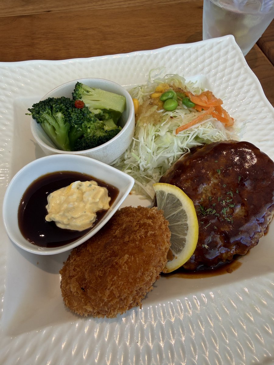 mtyamato's tweet photo. 9月2日(水)
また自転車に続いて
ややこしい法律できて
たんやな
この法律に触れるが
まずは自転車だ
パトカー🚓から見えている
のに
歩道を走る　イヤフォン装着
逆走　たまに日傘
すっかり元に戻っているが
警察は見て見ぬふり
結局今迄通りでいいんだよ
#自転車 https://t.co/bIZxqK5Nja