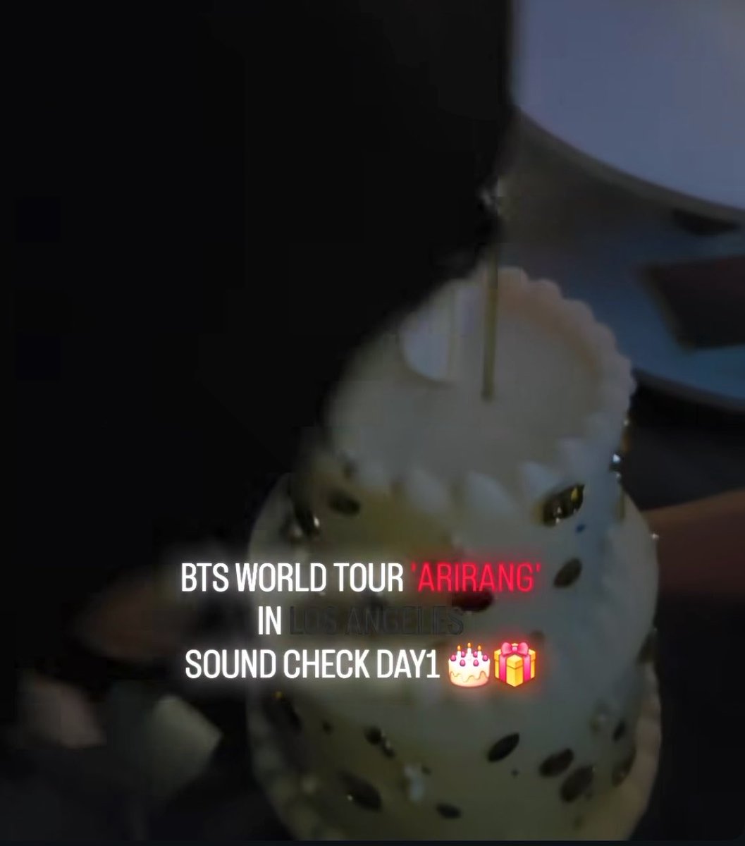 jhopegs's tweet photo. le hicieron la torta de cumpleaños a jungkook de la temática bedazzling que está en tendencia ahora en estados unidos 😭 https://t.co/qnbnKF3fRH