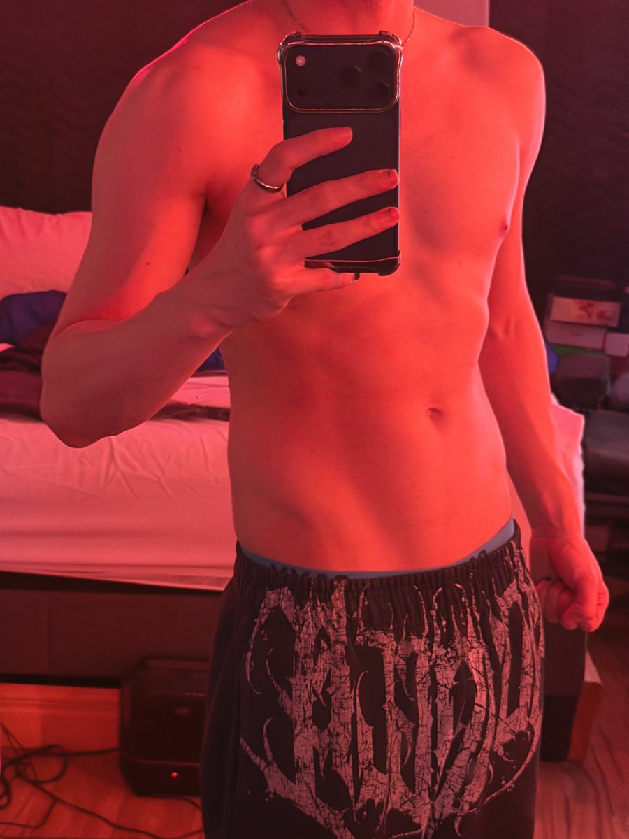 SenzVT's tweet photo. What do you call this body type? �� https://t.co/YDGNo1XfpT