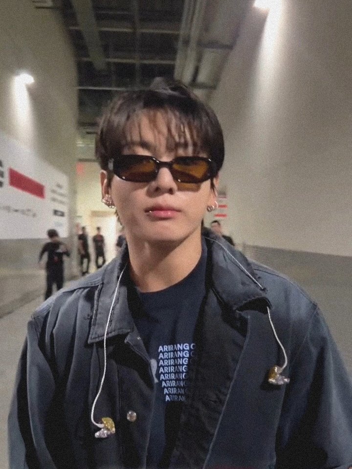 imissjungkook_'s tweet photo. he looks sooo good!! https://t.co/SbqwajOC0v