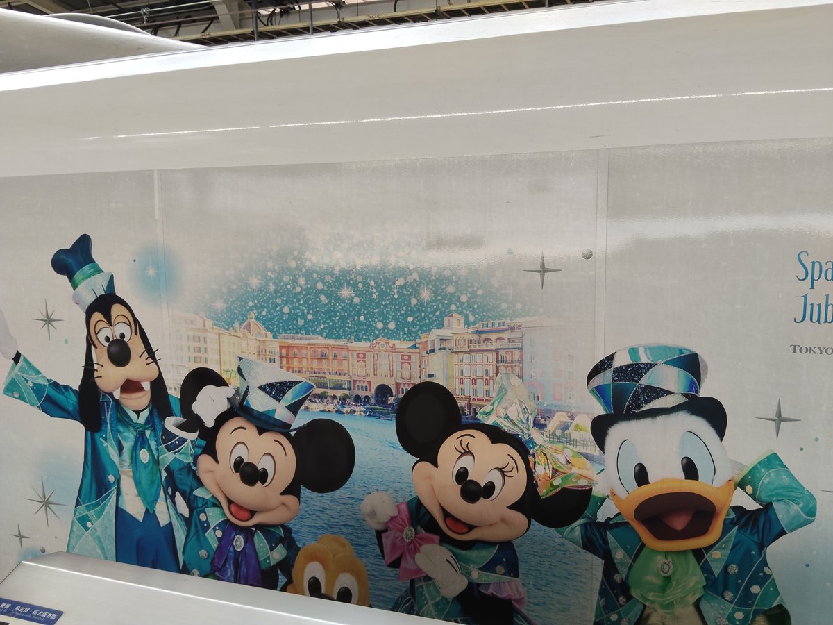 Totsuka_mod's tweet photo. 半年ほど週一で東北新幹線乗っておりましたが、配置転換で今月からは東海道新幹線に乗り換えとなりました。
鉄オタじゃないので、詳しくないですが、東北新幹線のほうが座り心地やシート幅が快適な気がしました。
ディズニー新幹線は…パッと見る限り東北新幹線が華やかに感じました。 https://t.co/5M7M9xITA2
