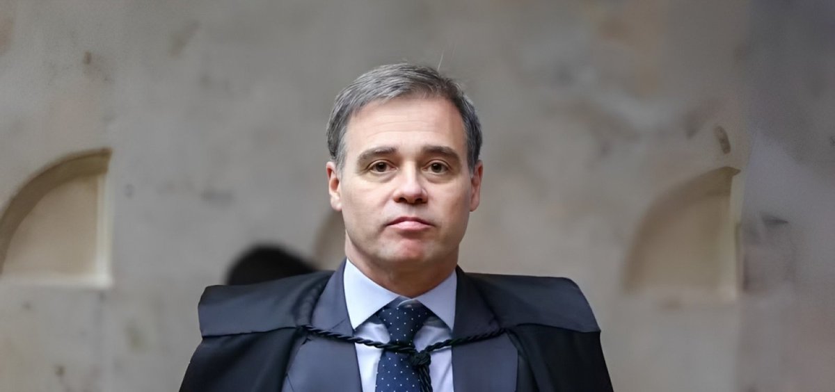 NP__Oficial's tweet photo. Que palavra você usaria para definir o ministro André Mendonça? https://t.co/dPO889Xnep