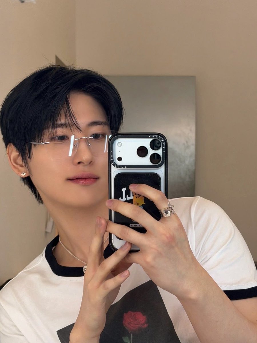 archanchxr's tweet photo. Wccb¡ñ had spent all day practicing for his musicaIs. After a long day, all he wanted to do was rest for the day. Alone in his hotel room, he sent a video to the other members, stating that he was first come first serve for the night. https://t.co/yWHqdeXgkO