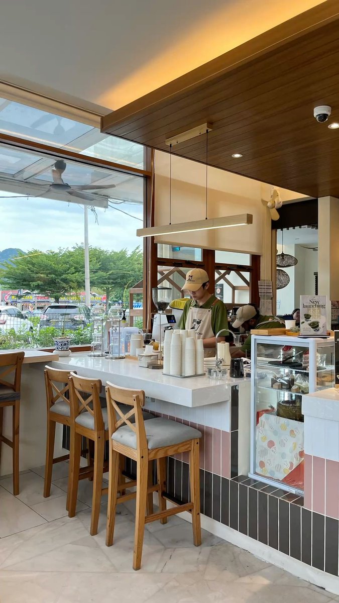 VeronaSwinymk's tweet photo. トイザらスって潰れてきてる??
石川県のところなんであんな少ないの？
高岡イオンのところも小さくなったし。
周りで無くなったら困るよー。
子供にとったらおもちゃの天国なのに https://t.co/Zl9SMdvfsJ