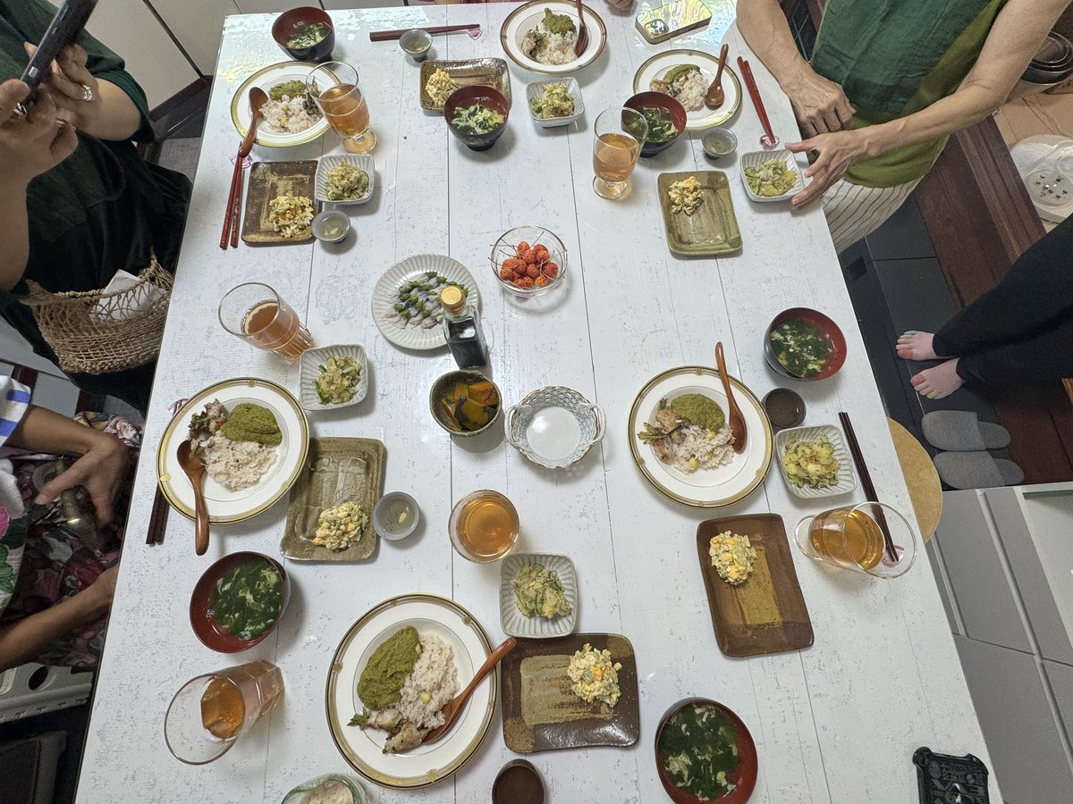 zasso_labo's tweet photo. 七尾の野草を食べる会。デザートは別のものを予定していましたが、お庭にたくさんのヤマボウシ。アイスクリームにしました。マンゴーアイスみたいになりました。
⁡
 #雑草研究所 https://t.co/txaBc5eCkg