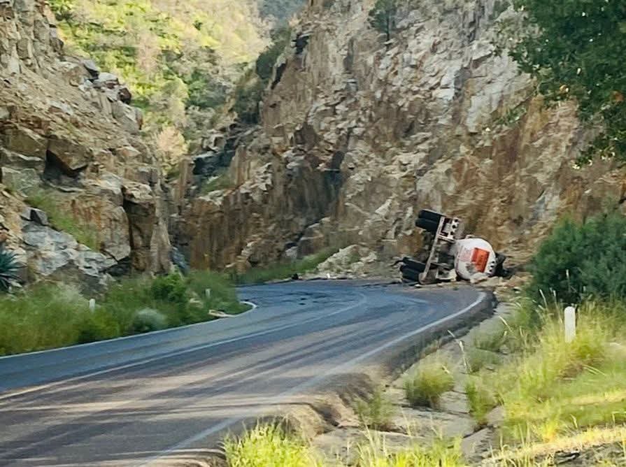 soycobre's tweet photo. 🔴 Cerrado el paso en AMBOS SENTIDOS en la carretera Cananea a Ímuris, a la altura de El Quince por voladura de carro tanques de pipa. Las maniobras podrían durar horas. Extreme precaución ⚠️ 6:30pm #Cananea #Sonora #SoyCobre (estaremos actualizando) https://t.co/rLF9mjLpFr