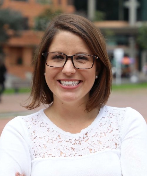 JulianZamudio's tweet photo. Juanita Goebertus, excongresista del Partido Verde y abogada formada en Harvard, hoy dirige la División de las Américas de Human Rights Watch (HRW), una de las ONG más influyentes en el debate sobre derechos humanos. Lo que no todos mencionan es que HRW reconoce públicamente que no recibe dinero de gobiernos, pero sí financiamiento de grandes fundaciones privadas, entre ellas la Open Society Foundations, creada y dirigida por George Soros.

Según publicaciones de prensa y los propios reportes  de la organización, una parte significativa del presupuesto de HRW proviene de la red de Soros.

Eso significa que, de manera indirecta, quienes ocupan cargos de liderazgo dentro de HRW como Goebertus forman parte de la cadena institucional que opera con fondos provenientes de esas fundaciones. No es una acusación, es un dato verificable.

Este vínculo plantea una pregunta legítima: ¿puede una organización financiada por intereses globales presentarse como árbitro neutral en los conflictos políticos de América Latina? Cuando quienes definen los estándares de derechos humanos dependen del dinero de filántropos con agendas ideológicas claras, el discurso moral se mezcla con la geopolítica del poder.

Goebertus ha sido promotora del acuerdo con las FARC y defensora de causas progresistas. Su ascenso en HRW la coloca justo en el punto donde confluyen la política, el activismo y la influencia financiera internacional.

Por eso, el debate no es sobre su persona, sino sobre la transparencia de las ONG globales y el peso real que ejercen en las democracias latinoamericanas.

Ella va ser ferrea opositora al gobierno de @ABDELAESPRIELLA .. Guarden este trino.