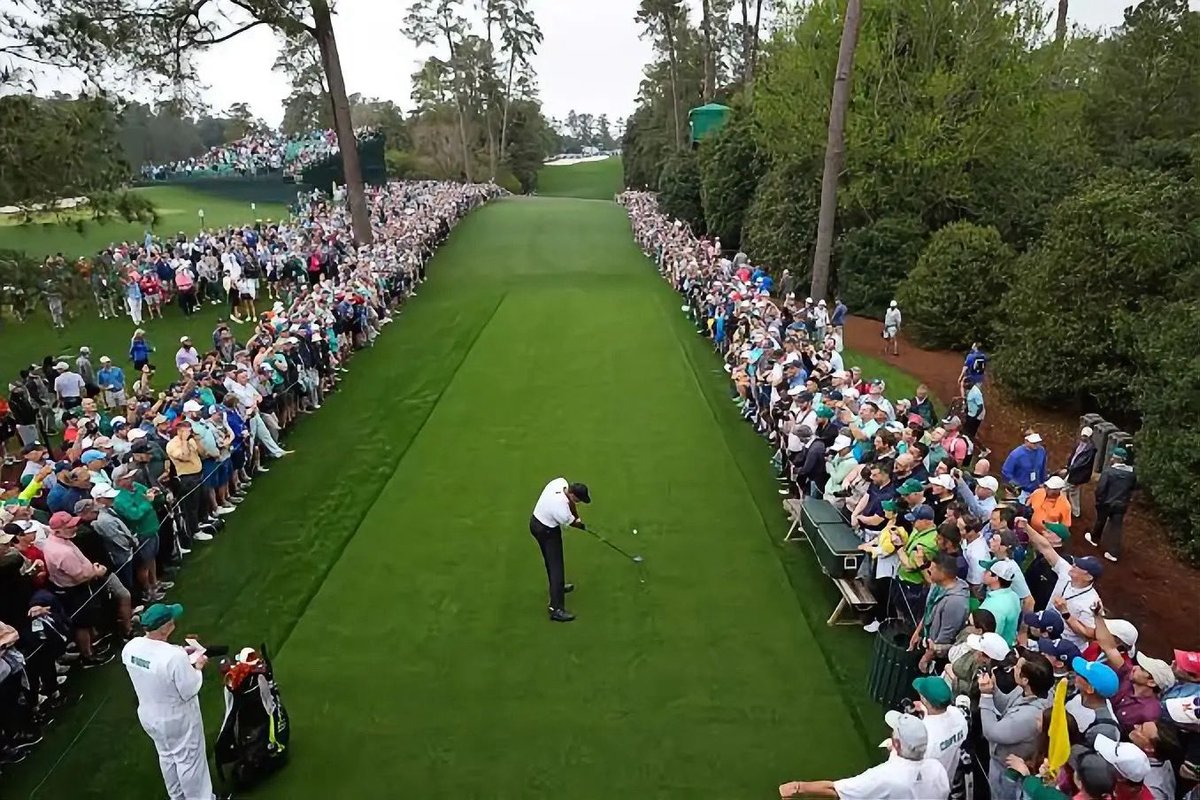 NUCLRGOLF's tweet photo. 🚨🏌️😬 #DISCUSSION — Hundreds of  patrons circled. How many are in danger if you're teeing off? https://t.co/W8J7qsOwhz