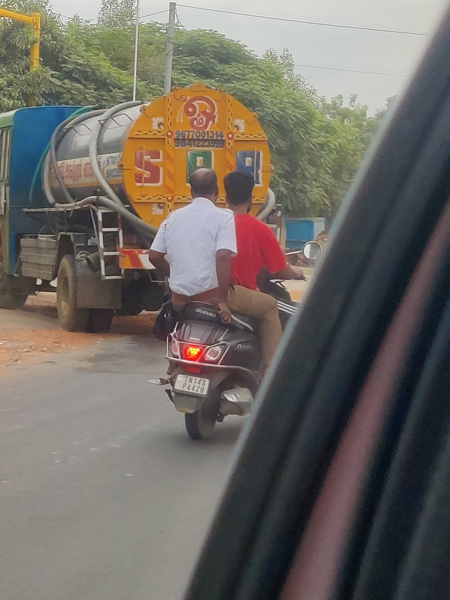 SubratPatt84594's tweet photo. The traffic violators are clearly visible, Let’s see what action is being taken against them.

 TN14AP4428
@ChennaiTraffic https://t.co/07iKdTGCkr