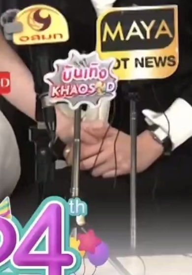 nongplaaaaa's tweet photo. ออมวางมือบนมือหลิง แล้วหลิงก็วางมืออีกข้างจับที่มือออมอีกที โอ้โหหหหหห หลิงออมลูก แล้วจังหวะพูดไปแล้วค่อย ๆ จับมือน้องแน่นขึ้น พฤติกรรมพี่ดารา นับวันยิ่งน่าแซว ภาษากายน่าแซวรอบที่ 1127 ล้านล้าน 🫠🫪 https://t.co/Bi0U252WwN